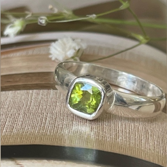 Everyday ring, 925 Sterling silver ring for her. Natural Peridot size US: 5 - Picture 1 of 17